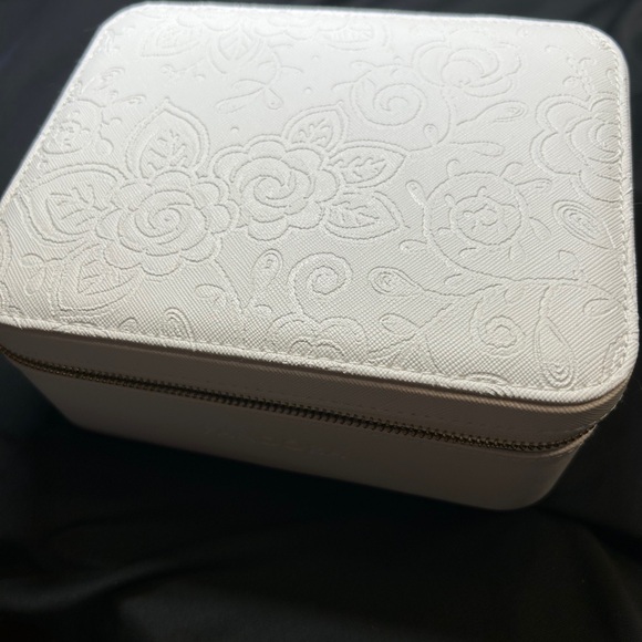 Pandora Elegant White Embossed Jewelry Box - Picture 2 of 7
